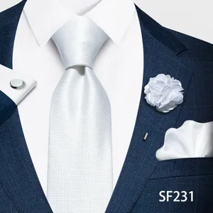 Conjunto de corbata texturizada blanca para hombre con pañuelo de bolsillo, flor de solapa y gemelos.