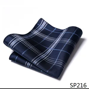 Detailopname van het donkerblauwe geruite pochet met fijne textuur en stofkwaliteit.