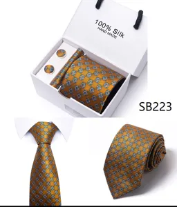 Gedetailleerd overzicht van heren zijden das set in geschenkdoos met jacquard patroon.