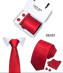 Rode zijden stropdas set voor heren met pochet and manchetknopen in geschenkdoos.