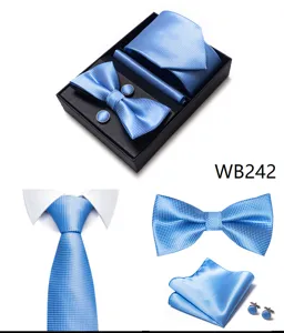 Primer plano detallado del conjunto de corbata pajarita pañuelo de bolsillo y gemelos a cuadros.