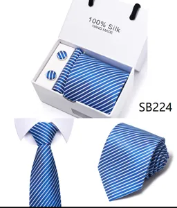 Detailweergave van de blauw-witte zijden stropdassenset met pochet en stijlvolle manchetknopen.