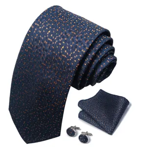 Gedetailleerd overzicht van donkerblauwe jacquard stropdassenset met pochet en manchetknopen.