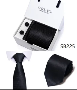 Detailweergave van zwarte zijden das set met geschenkdoos en opgerolde halsdas.