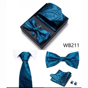 Vista detallada de corbata, pajarita, pañuelo y gemelos con estampado de cachemira azul.