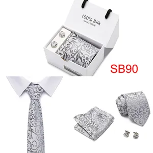 Seidenkrawatte Set für Herren mit Jacquard Muster, Einstecktuch und passenden Manschettenknöpfen.