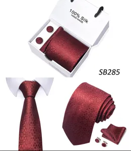Gedetailleerd overzicht van de rode jacquard zijden stropdas geschenkset met manchetknopen.