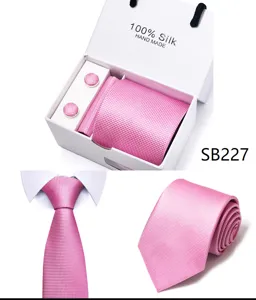 Roze zijden stropdas set voor heren met pochet en manchetknopen in mooie geschenkdoos.