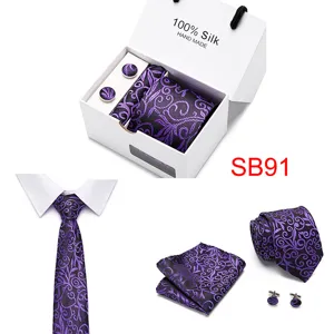 Detailansicht des luxuriösen Herren Seide Jacquard Krawatte Einstecktuch Manschettenknöpfe Set.