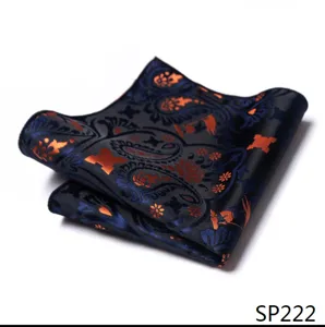 Gedetailleerd overzicht van blauwe herenpochet met oranje motief en zijden textuur.