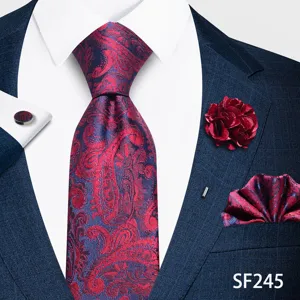 Detalle del conjunto de corbata para hombre con pañuelo, flor de solapa y gemelos a juego.
