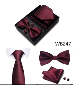 Conjunto corbata cuadros rojo vino detalle textura refinada para hombres boda negocios