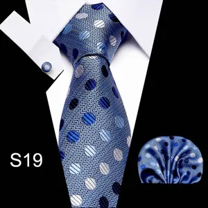 Blauwe heren stropdas set detail, elegant stippen patroon perfect geschikt voor formele kleding.