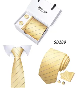 Heren zijden das cadeau set gedetailleerd overzicht met elegant gestreept patroon manchetknopen.