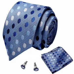 Blauwe heren das set met een gestreepte das, pochette en bijpassende manchetknopen detail.