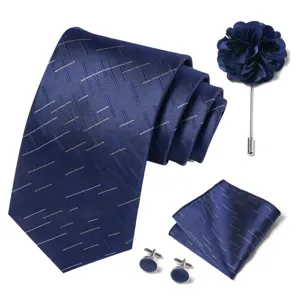 Conjunto de corbata azul marino para hombre con pañuelo gemelos y flor de solapa a juego.