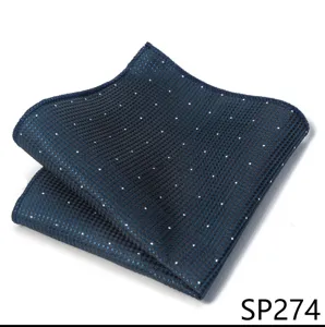 Vista detallada de pañuelo de bolsillo azul oscuro con lunares blancos, accesorio elegante.