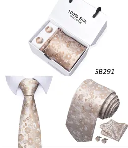 Gedetailleerd overzicht van luxe heren zijde bloemen das, pochet en manchetknopen set.