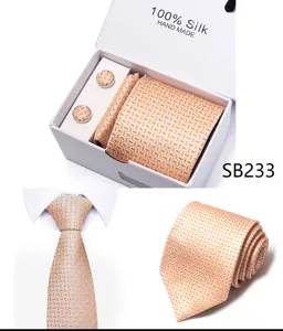 Heren zijde stropdas set met pochet en manchetknopen in luxe geschenkdoos detailweergave