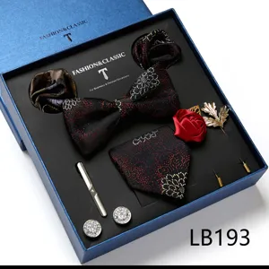 Cadeauset van pak accessoires voor heren met vlinderdas pochette en mooie manchetknopen