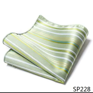 Gedetailleerd overzicht van een elegante groen gestreepte heren pochette voor pakken.