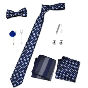 Gedetailleerd overzicht van de blauwe geometrisch geprofileerde stropdas en accessoires.