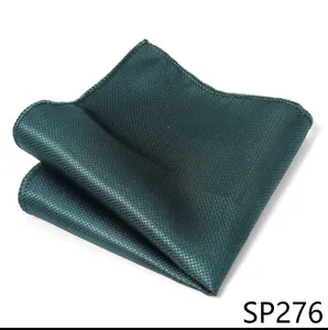 Detalle del pañuelo de bolsillo verde oscuro con textura fina y elegante acabado.