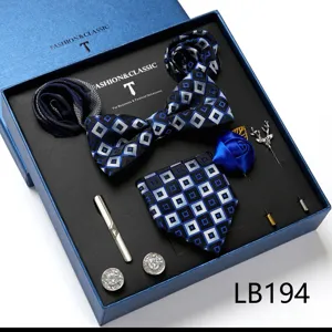 Mooie set stropdas vlinderdas manchetknopen broche geschenkdoos formeel pak detail.