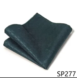 Primer plano de pañuelo de bolsillo texturizado verde oscuro para traje de hombre.