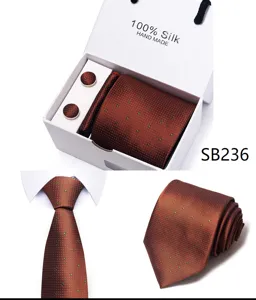 Elegante bruine zijden das set voor heren met pochet en manchetknopen in geschenkdoos.