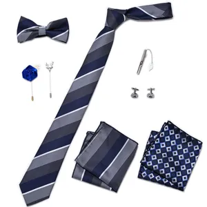 Details van de blauwe heren stropdas set met vlinderstrik, pochet, manchetknopen en accessoires.