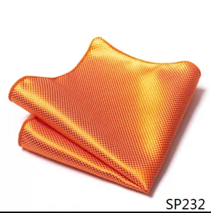 Detailopname van een levendig oranje gestructureerde pochet, met zichtbare weving en nette randen.