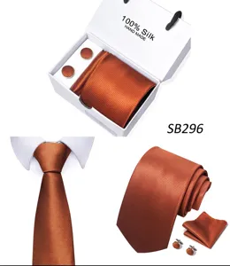 Oranje zijden stropdas set voor heren met bijpassende pochet en elegante manchetknopen.