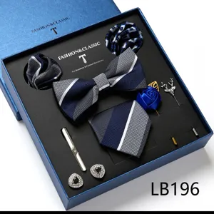 Gedetailleerd overzicht van elegante blauwe vlinderdas geschenkset voor heren met manchetknopen.