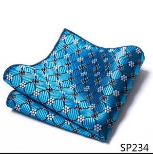 Gedetailleerd weergave van blauwe heren pochet met geometrisch patroon en gladde textuur.