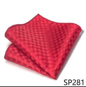 Detalle de pañuelo de bolsillo rojo a cuadros, patrón geométrico clásico de hombre.