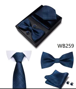 Set de corbata jacquard cuadros azul hombre vista de detalle con pajarita y panuelo.