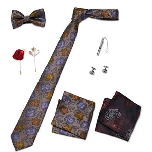 Detail van heren bloemen stropdas set met pochette, manchetknoppen en bijpassende accessoires.