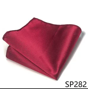 Detalle de pañuelo de bolsillo texturizado burdeos para hombre, accesorio clásico.