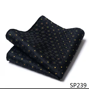 Gedetailleerd overzicht van een zwart pochet met gouden geometrisch patroon voor pakken.