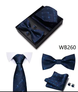 Detalle del conjunto de corbata jacquard azul con pajarita pañuelo y gemelos elegantes.