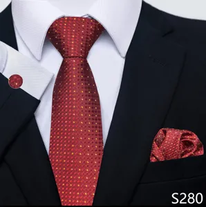 Gedetailleerde opname van elegante rode jacquard das met pochet en manchetknopen.
