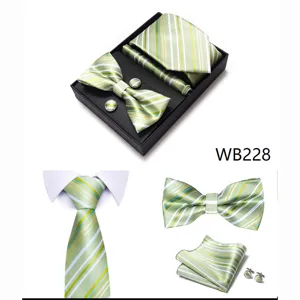 Vista detallada del conjunto de regalo de corbata y pajarita a rayas verdes elegante.