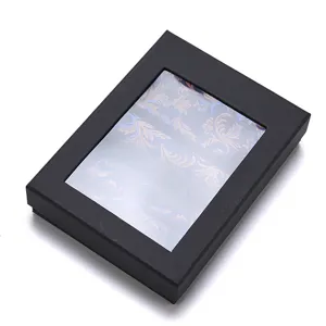Vista detallada caja de regalo corbata hombre, paquete negro con ventana transparente jacquard.