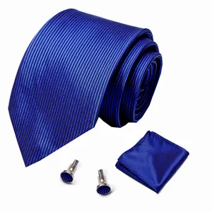 Mannen blauw gestreepte stropdas set inclusief pochet en bijpassende stijlvolle manchetknopen.