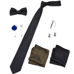 Heren pak accessoire set met een bedrukte das vlinderdas pochet en manchetknopen erin.