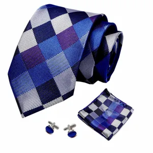 Completo cravatta a rombi blu viola da uomo con fazzoletto da taschino e gemelli eleganti.