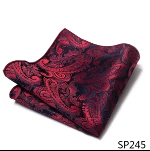 Gedetailleerd overzicht van het rode en donkerblauwe paisley patroon pochet voor heren.