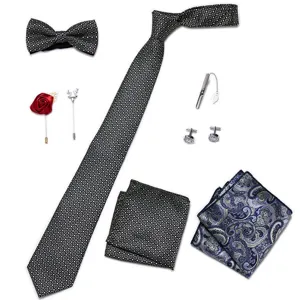 Close-up detail van heren zwarte patroon das vlinderstropdas manchetknopen pak accessoires