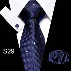 Gedetailleerde close-up van de elegante blauwe stropdas set met stippen en pochet.